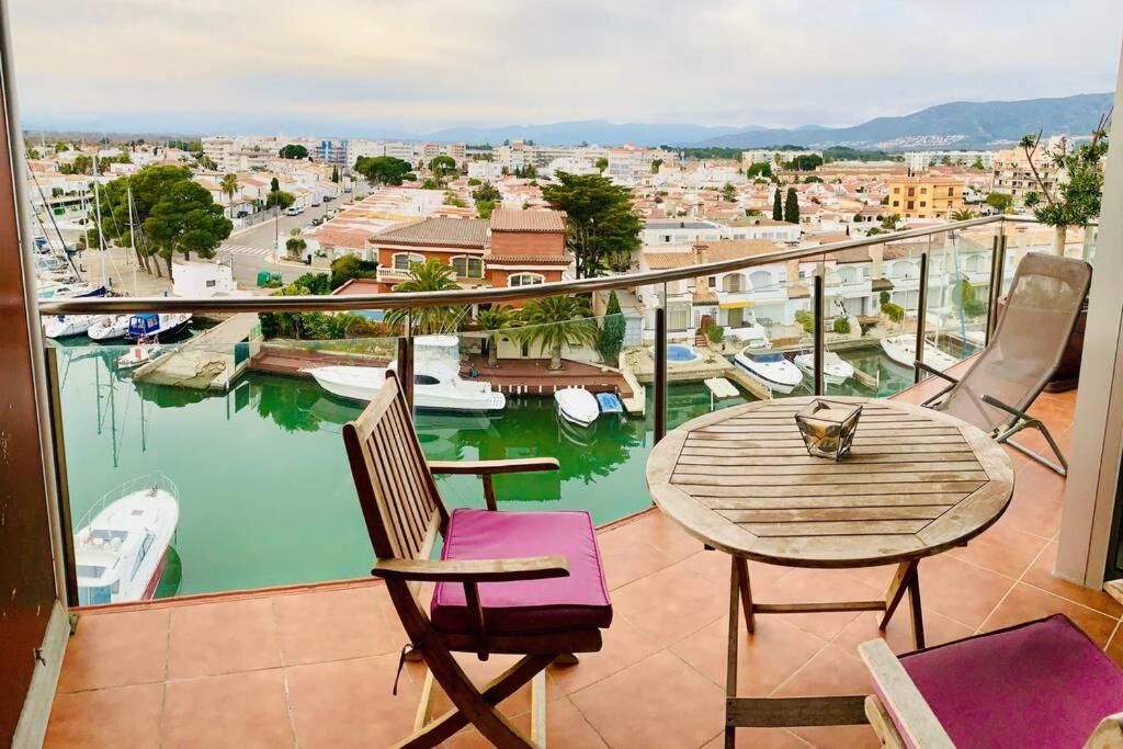 Les Marines Apartment Roses Luaran gambar